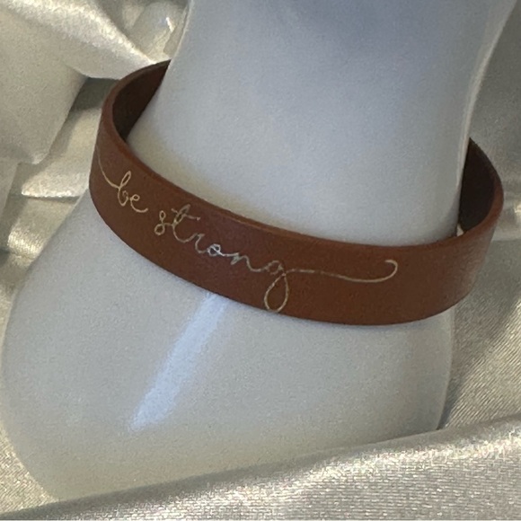 Viola “Be Strong” Faux Leather Bracelet – Brown | Motivational Snap Cuff - Picture 5 of 7